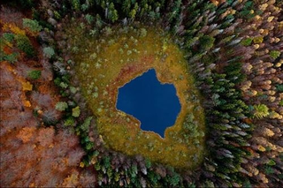 Illustration for article titled Otherworldly Winter Photos Captured Dangerously - While Paragliding